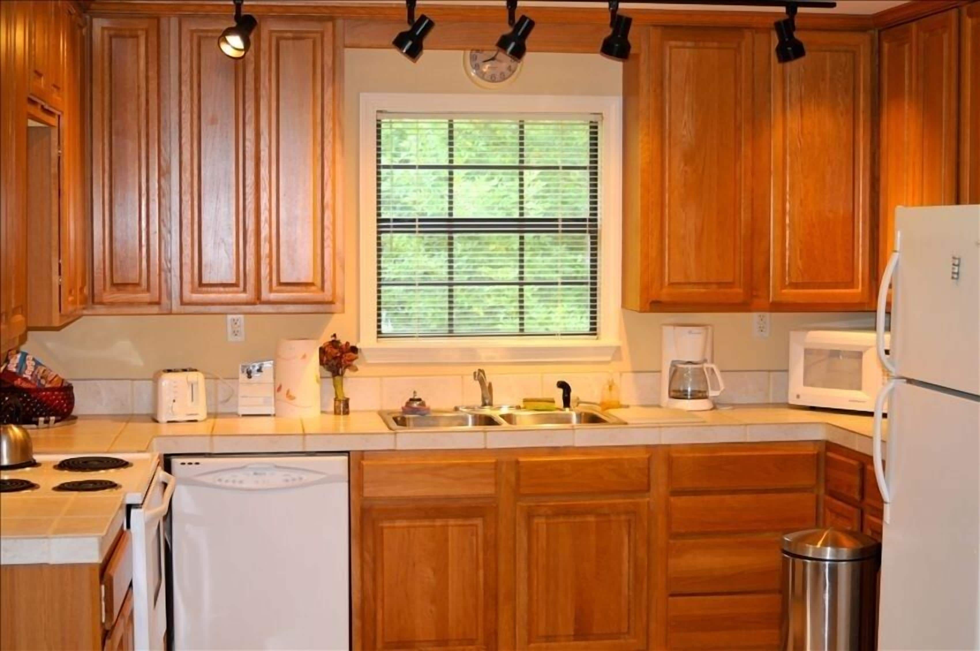 Beautiful Farmhouse- Easy Ride to the Square / Stadium.