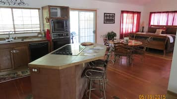 Jääkaappi, mikroaaltouuni, uuni, liesi