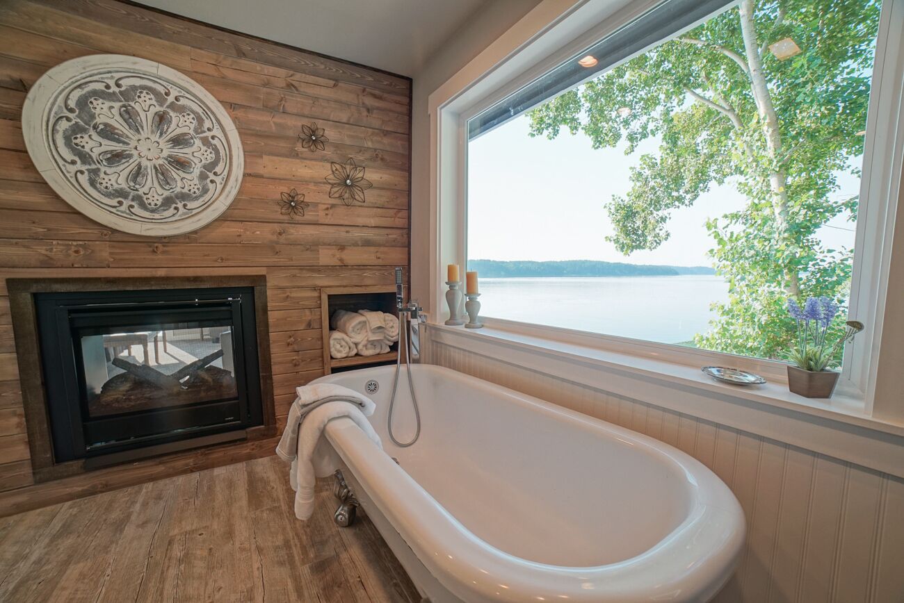 Driftwood Beach- Executive Waterfront Home with Kayaks