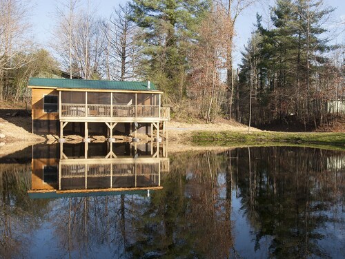 Romantic Cabin overloking pond