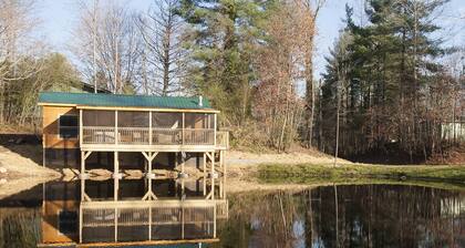 Romantic Cabin overloking pond