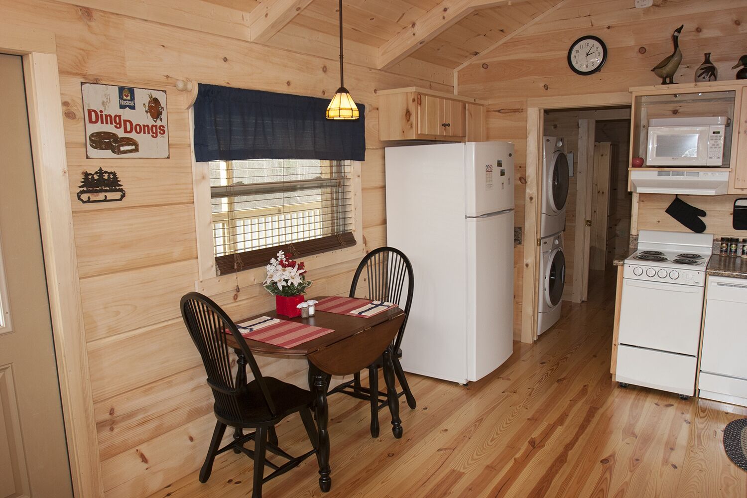 Romantic Cabin overloking pond