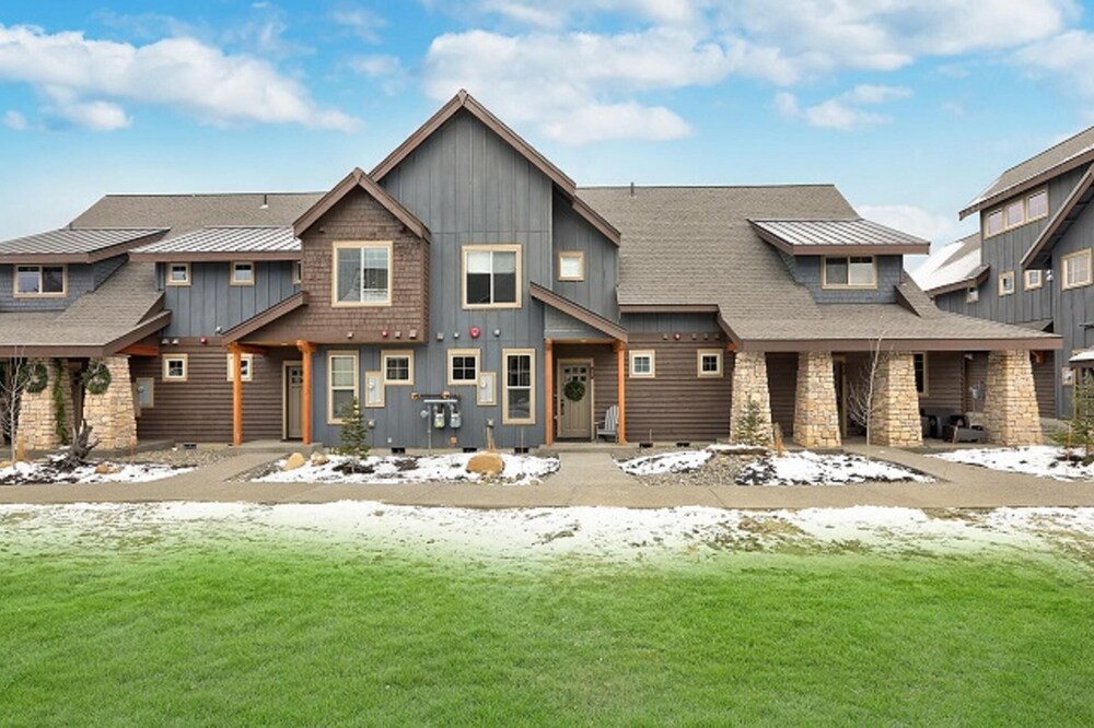 Suncadia 2-Bedroom with Patio Overlooking the Mountains