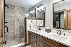 Bathtub, hair dryer - Great Location Near Pool with Suncadia Pool Access (Cle Elum)