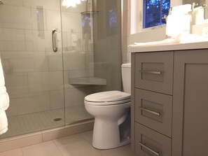 Ensemble douche/baignoire, sèche-cheveux, serviettes fournies, savon
