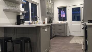 雪櫃、微波爐、焗爐、爐具