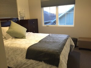 4 bedrooms, iron/ironing board, WiFi, bed sheets - Newly Constructed 4 Bedroom 3 Bath Downtown Hailey Home (Hailey)