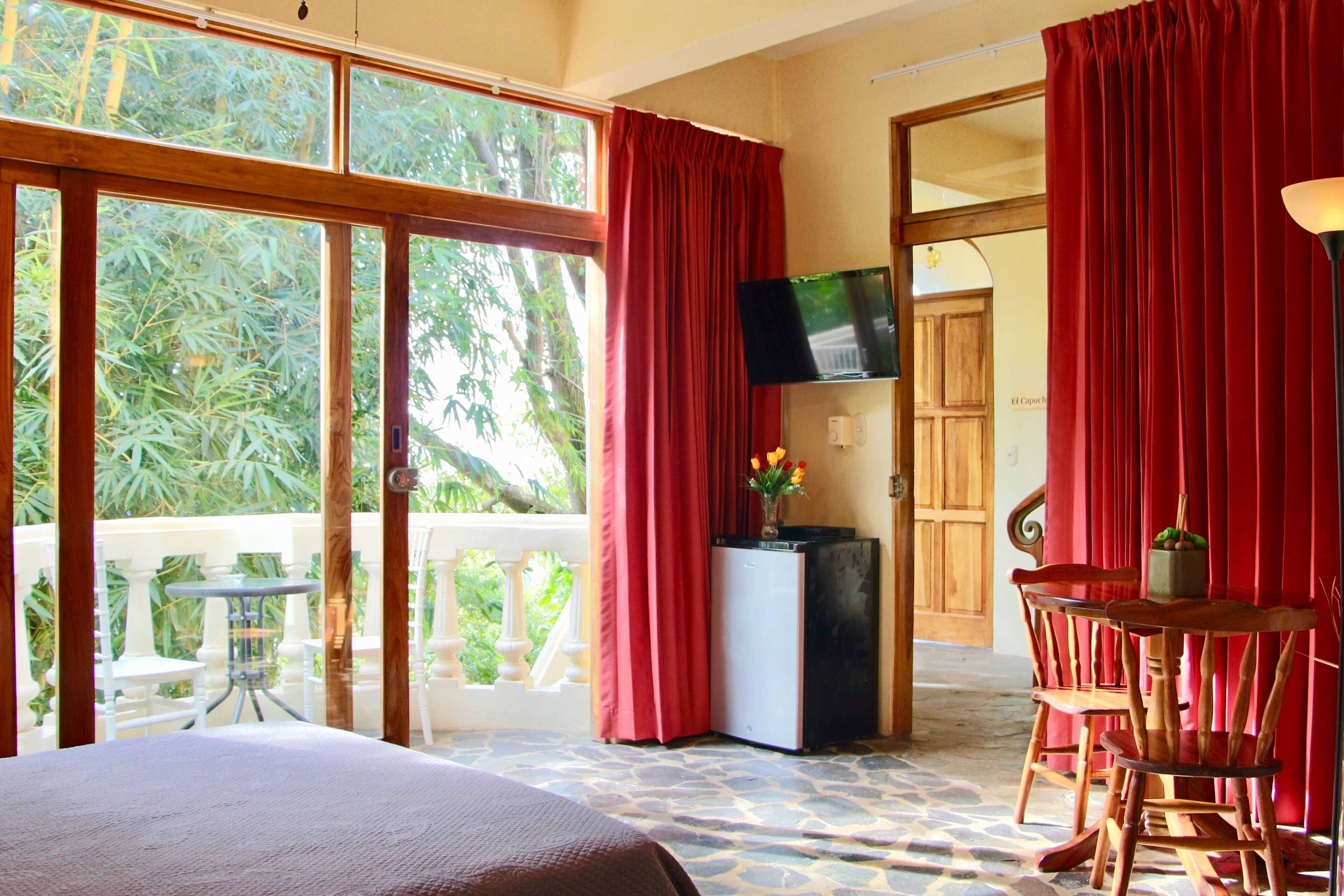 El Perezoso: 1BR Studio in B&B-Style Villa - Huge Pool, Great Views & Location!