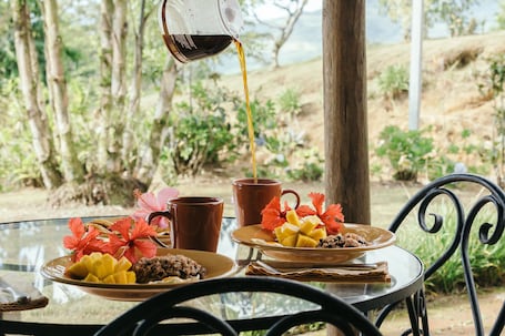 Outdoor dining. Panoramic Paradise, Luxury Comfort, Vista de Paz