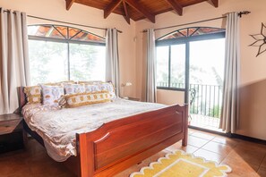 4 dormitorios, caja fuerte, escritorio y tabla de planchar con plancha