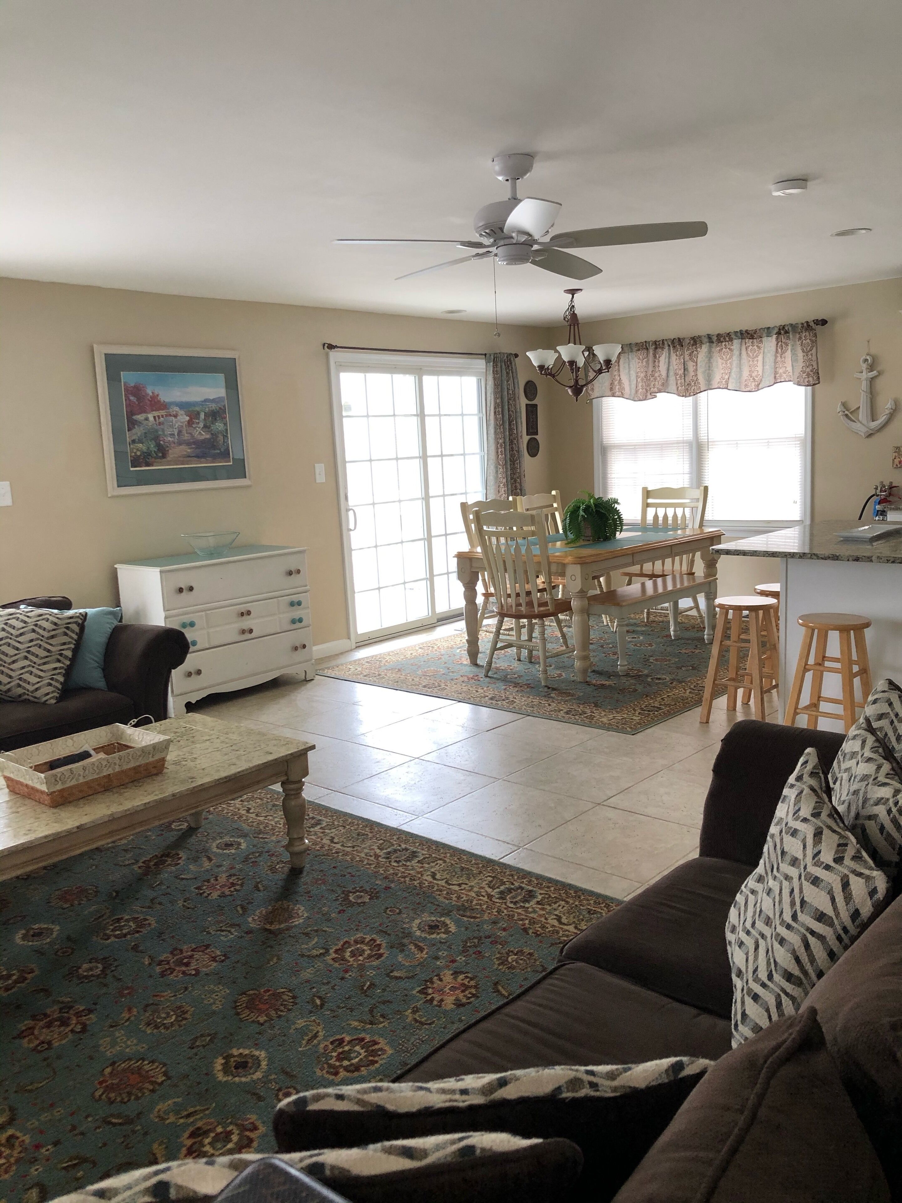 Gorgeous 4bed,2bath,1.5 blocks2beach,3 Car Parking 2inGarage 1 on driveway!