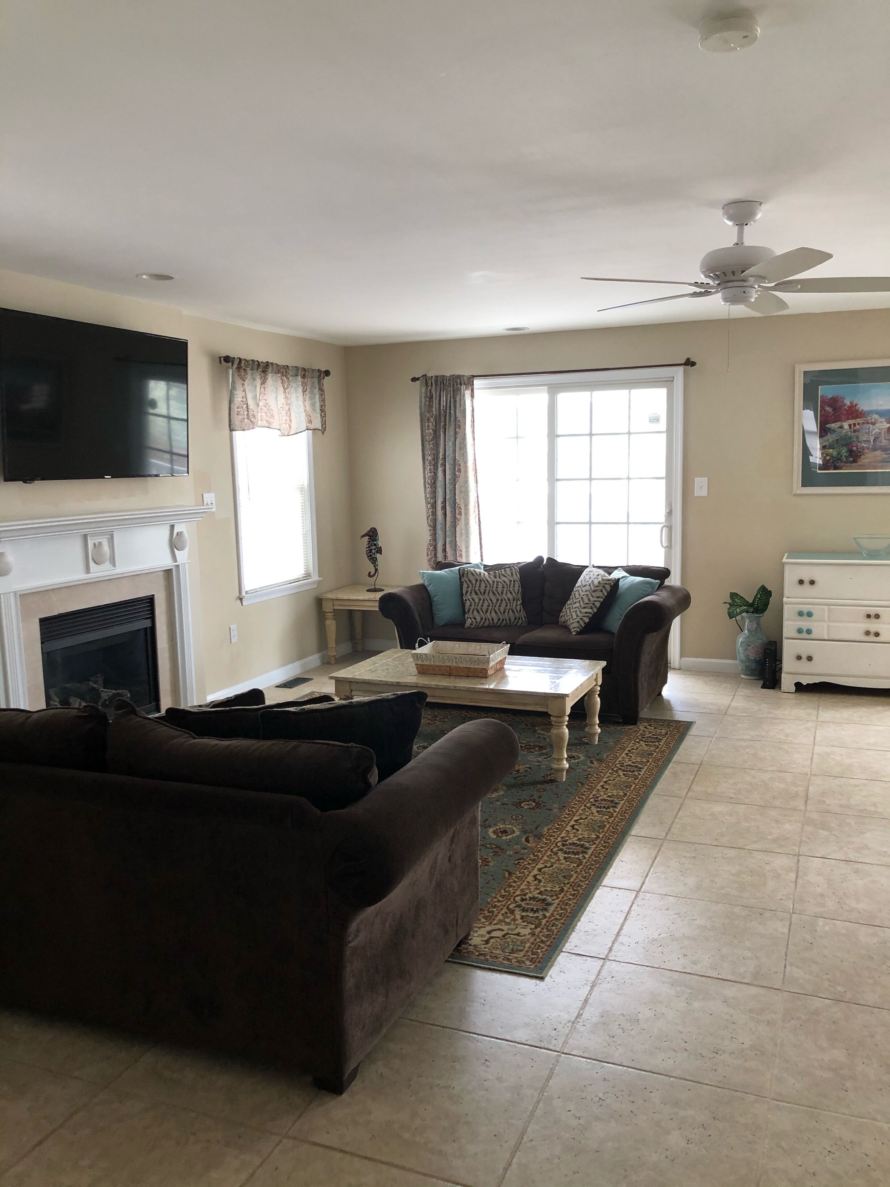 Gorgeous 4bed,2bath,1.5 blocks2beach,3 Car Parking 2inGarage 1 on driveway!