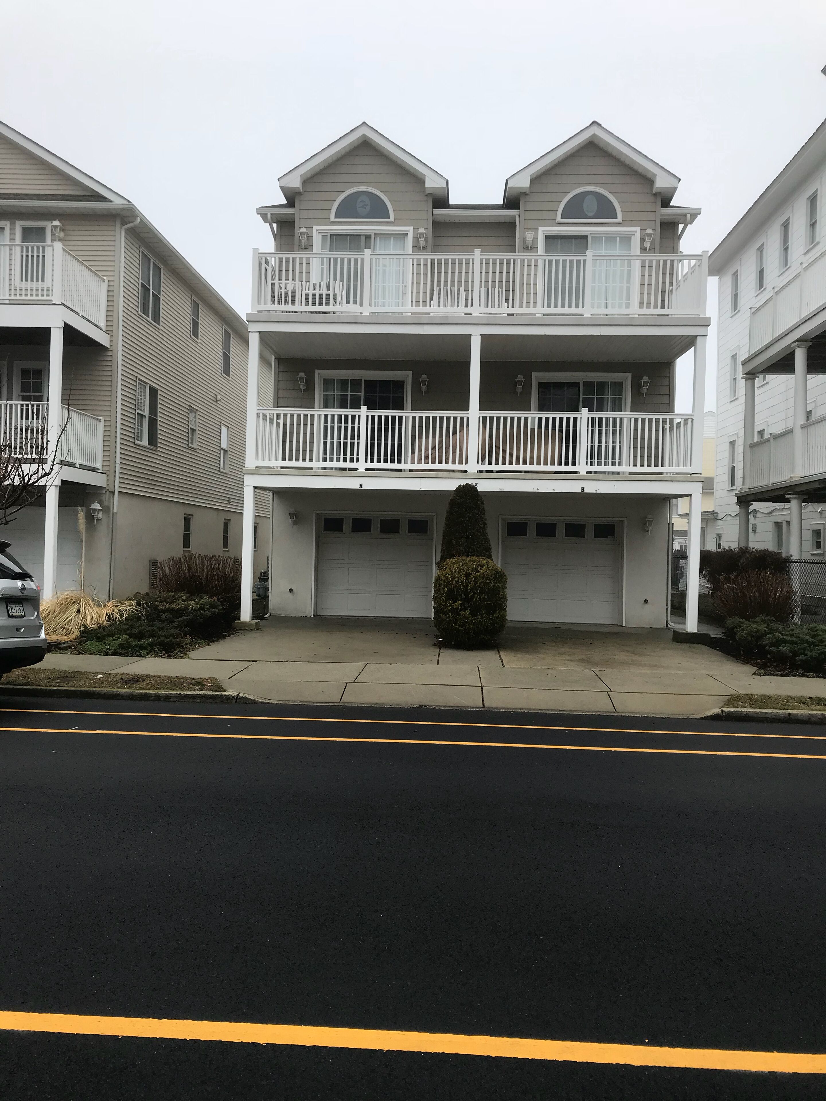 Gorgeous 4bed,2bath,1.5 blocks2beach,3 Car Parking 2inGarage 1 on driveway!