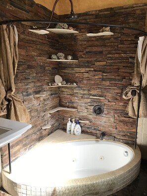 Combined shower/bathtub, jetted bath, hair dryer, towels