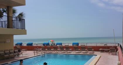 Fantastic Beachfront Condo, Perfect Location, Large 3 Bedroom, 2 Bath Sleeps 8