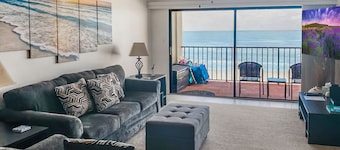Fantastic Beachfront Condo, Perfect Location, Large 3 Bedroom, 2 Bath Sleeps 8