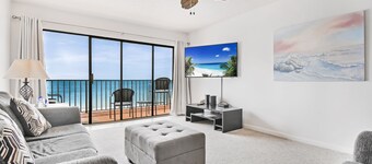 Fantastic Beachfront Condo, Perfect Location, Large 3 Bedroom, 2 Bath Sleeps 8