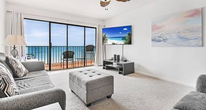Fantastic Beachfront Condo, Perfect Location, Large 3 Bedroom, 2 Bath Sleeps 8