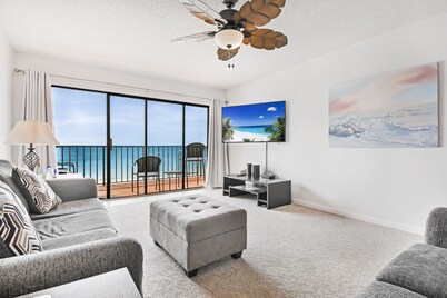 Fantastic Beachfront Condo, Perfect Location, Large 3 Bedroom, 2 Bath Sleeps 8