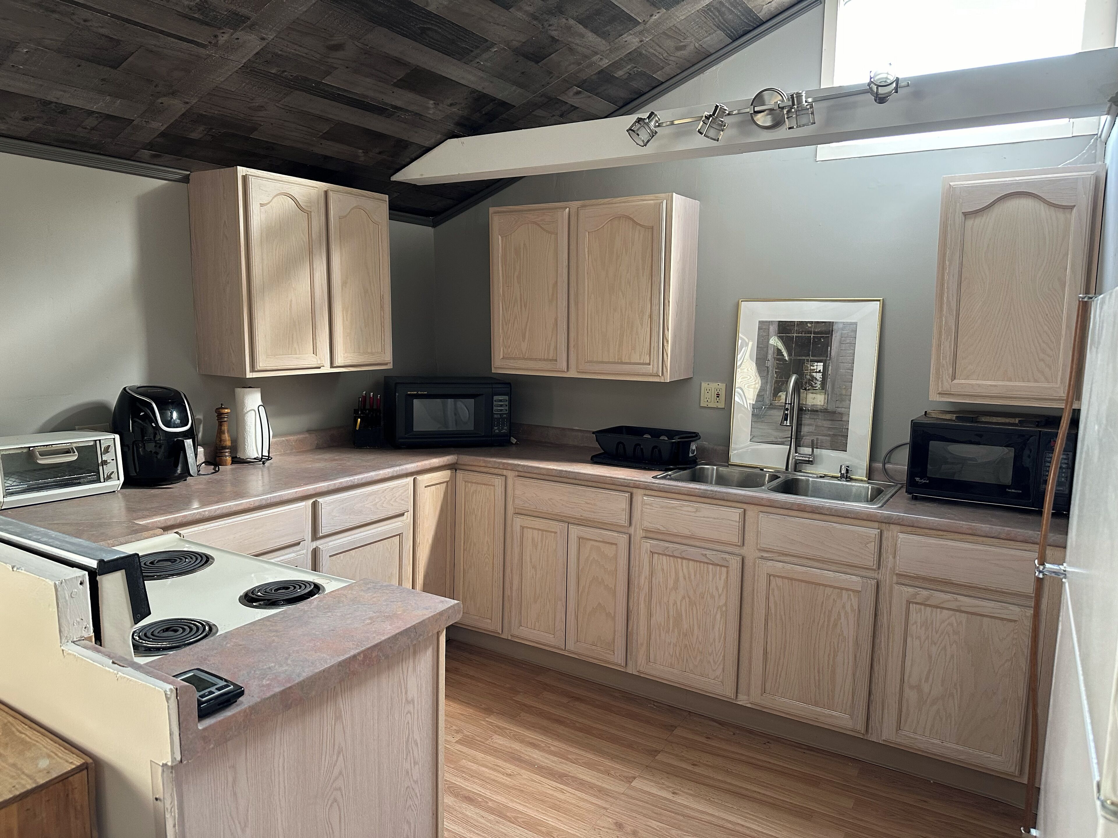 Spacious upstairs, in-town Apartment with Veranda steps from everything in town.