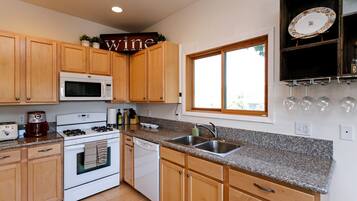 冰箱、微波炉、烤箱、炉灶