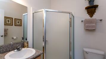 Combined shower/tub, hair dryer, towels