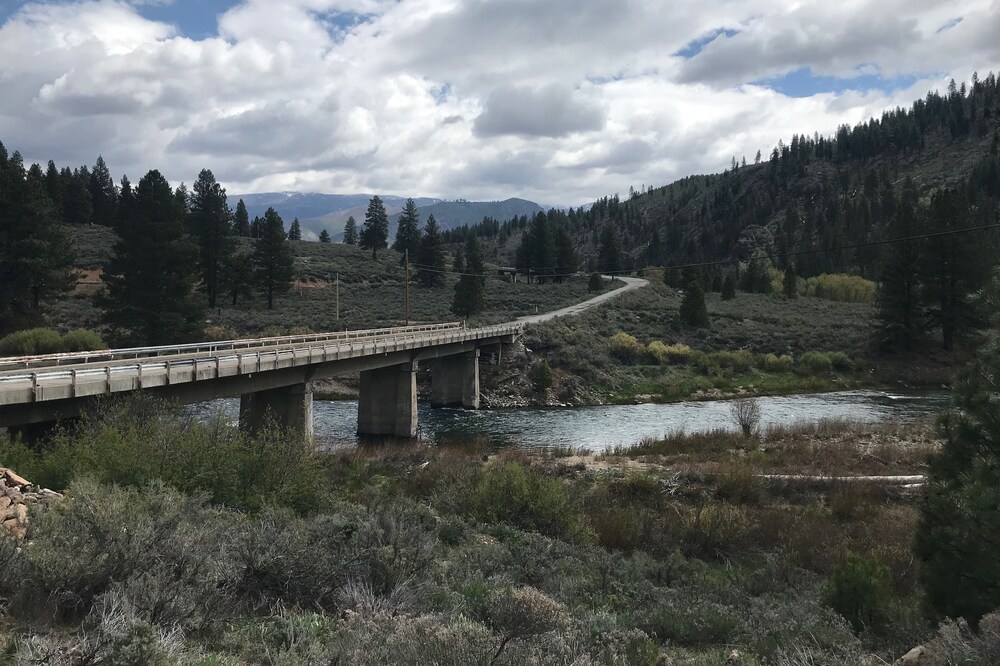 Hirschdale Hideaway on the Truckee River - Fly Fishing, Skiing, Hiking, Biking