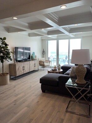 Smart TV, DVD player, stereo - DIRECT Ocean View & Pool View FULLY Remodeled Condo! (Hollywood)