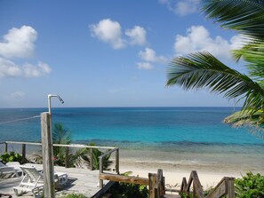 Sur la plage, chaise longue, serviettes de plage