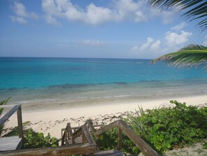 Sur la plage, chaise longue, serviettes de plage