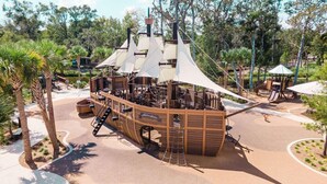 Ein Piratenschiff-Spielbereich mit Rutschen und Klettergerüsten.