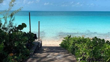 Plage, chaises longues, serviettes de plage