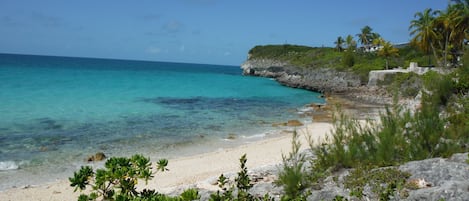 Plage, chaises longues, serviettes de plage
