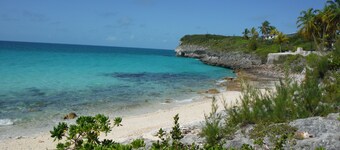Tequila Sunset-Only Beach Front Home in Oleander Gardens