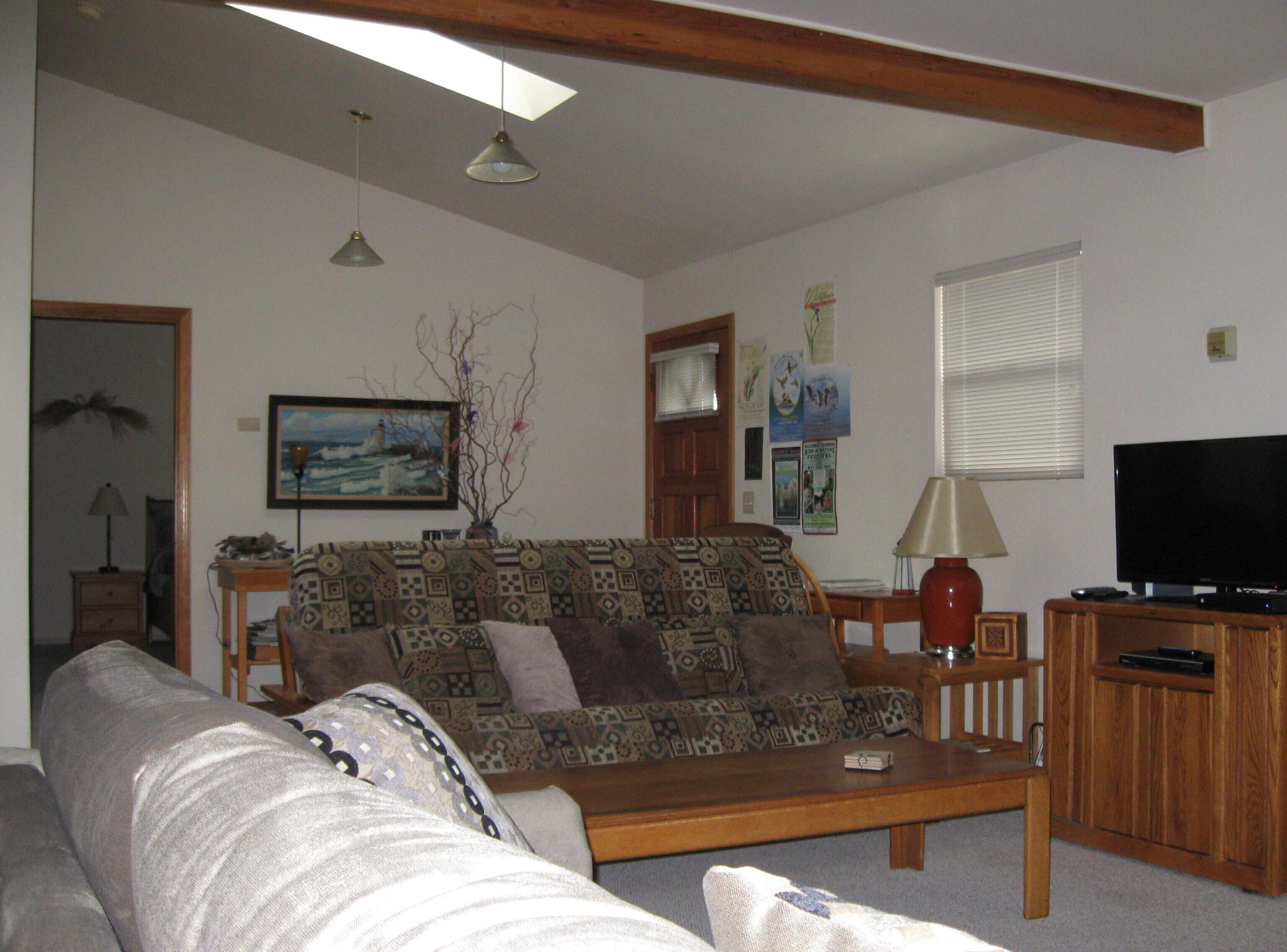 Lighthouse View Beach Cottage-Great Ocean Views- the Redwoods are a short drive