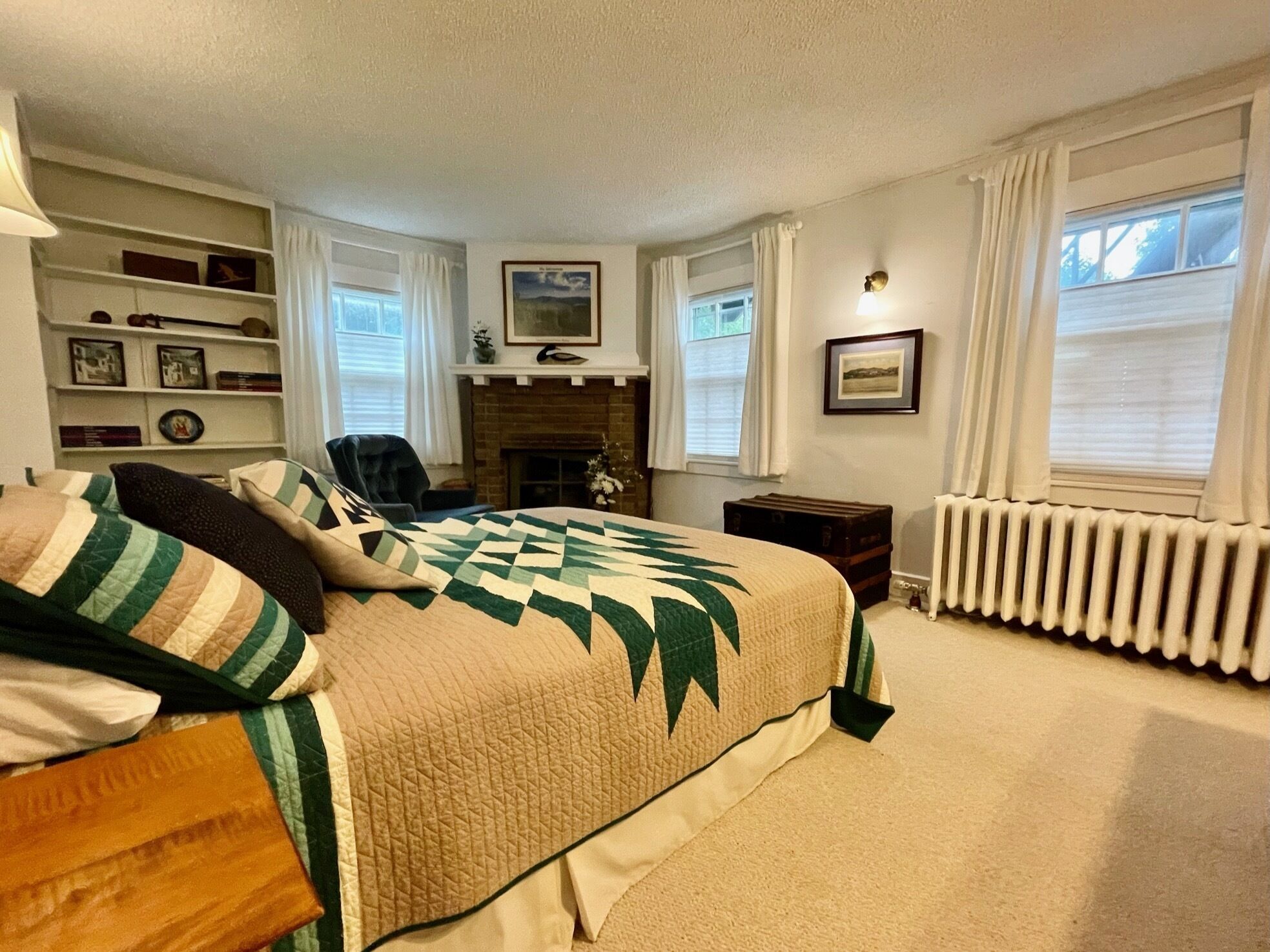 Large house on Mirror Lake, Lake Placid 😍 walk to town, spectacular views