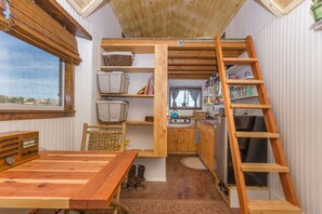Dining - Tiny House in the Mojave Desert near Las Vegas /The Hummingbird (Sandy Valley)