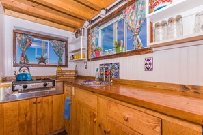 Fridge, coffee/tea maker - Tiny House in the Mojave Desert near Las Vegas /The Hummingbird (Sandy Valley)