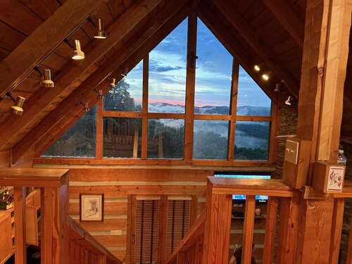 Cabin with beautiful view, on 'Peaceful Side of the Smokies'