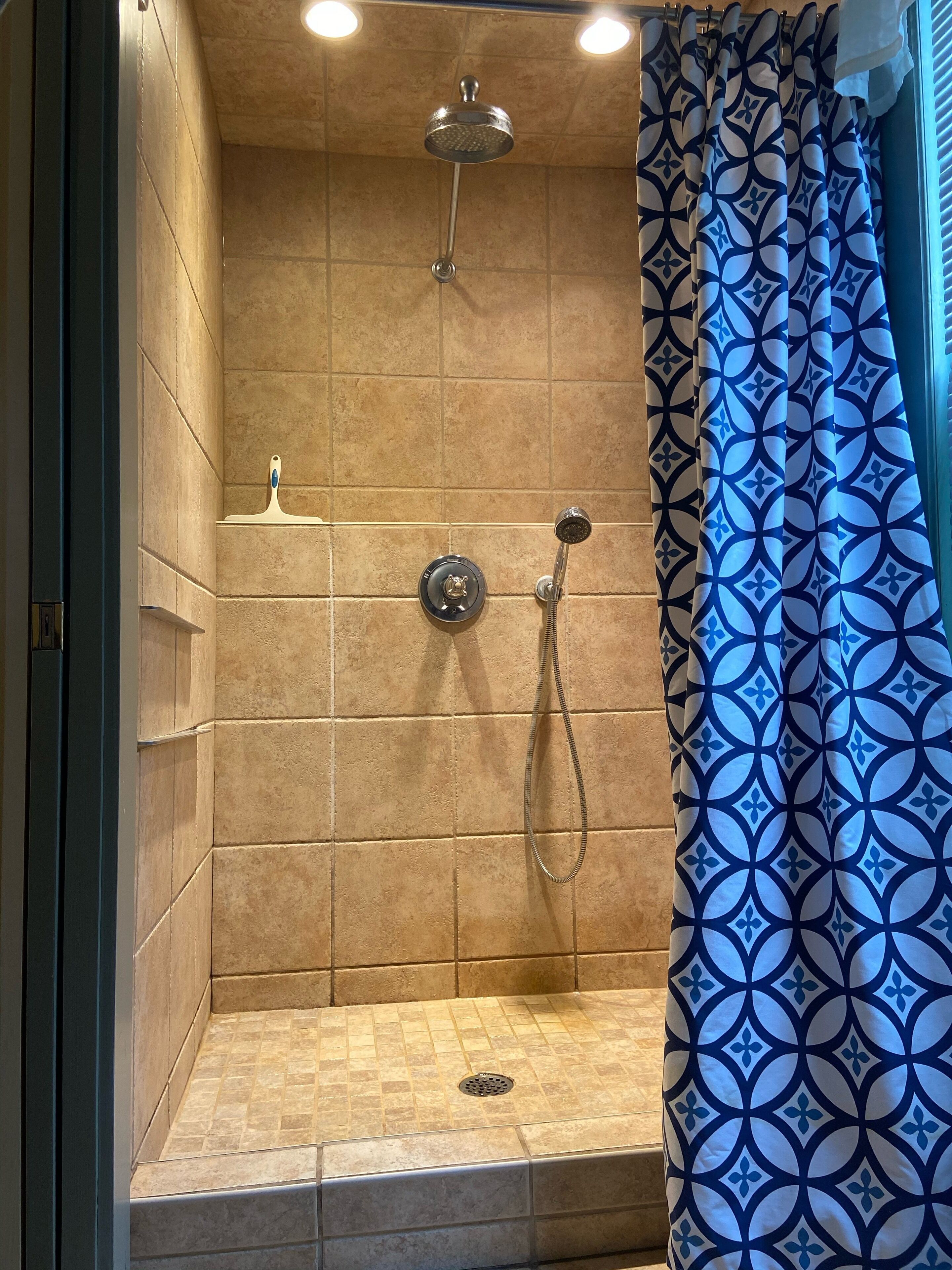 Een douche, een haardroger, handdoeken, shampoo