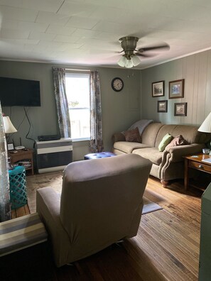 Smart TV, DVD player, books, video library - Cute cottage type house built in 1938 (Scottville)