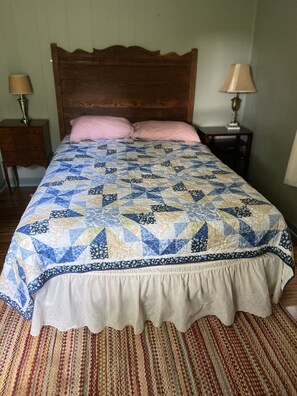 3 bedrooms, iron/ironing board, free WiFi, bed sheets - Cute cottage type house built in 1938 (Scottville)