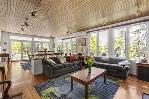 تلفزيون ذكي، مدفأة، مشغل دي في دي، كُتُب