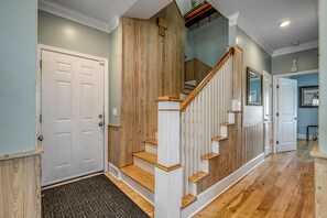 A staircase with wooden steps and white railings, leading to a second floor. - SEA WASH - PRIVATE POOL AND HOT TUB 5 BR 5 1/2 BATH (Murrells Inlet)