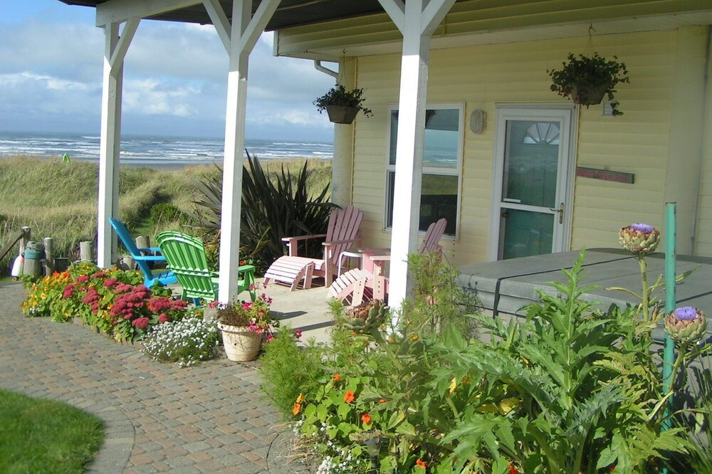On the beach in MOCLIPS with hot tub, fireplace, BBQ, patio, beach access & more