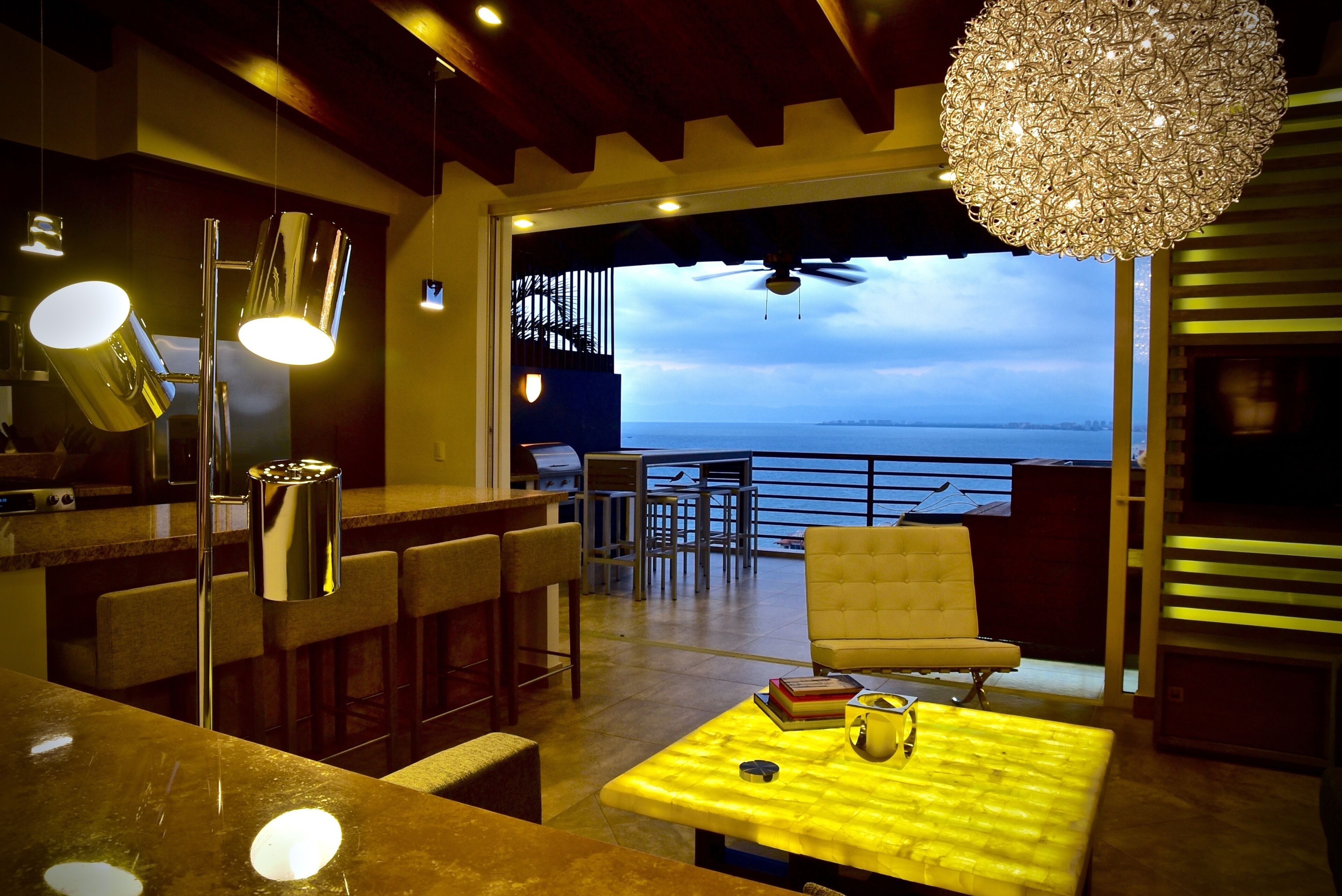 Andrew Christian PENTHOUSE 2bed 2bath JACUZZI · SPH1