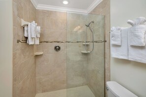 Combined shower/tub, towels