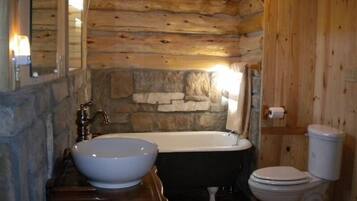 Baignoire, séchoir à cheveux, serviettes fournies, savon