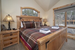 3 dormitorios, tabla de planchar con plancha, cuna de viaje