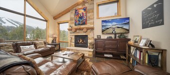 Best Value Luxury Townhome in Lakota across from Ski Resort, Private Hot Tub!